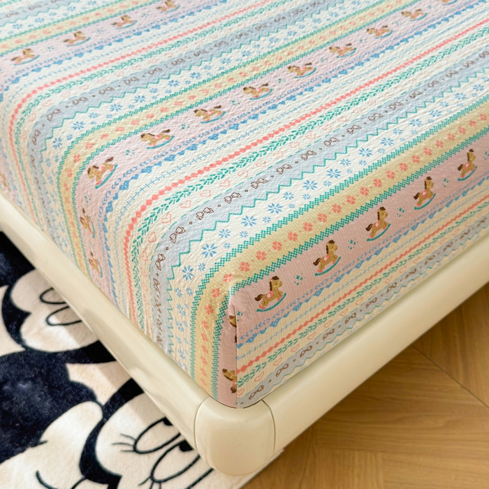 91家纺网 家纺一手货源 找家纺 梵朴 2026新款A类泡芙棉云感木棉邹邹纱双层纱床笠三件套 费尔岛木马