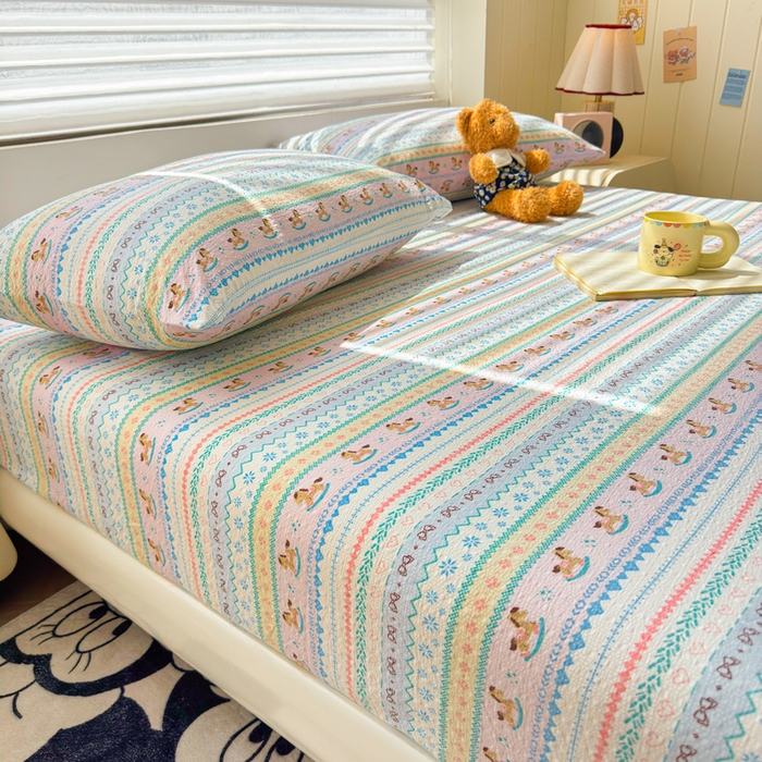 91家纺网 家纺一手货源 找家纺 梵朴 2026新款A类泡芙棉云感木棉邹邹纱双层纱床笠三件套 费尔岛木马