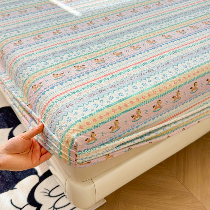 91家纺网 家纺一手货源 找家纺 梵朴 2026新款A类泡芙棉云感木棉邹邹纱双层纱床笠三件套 费尔岛木马