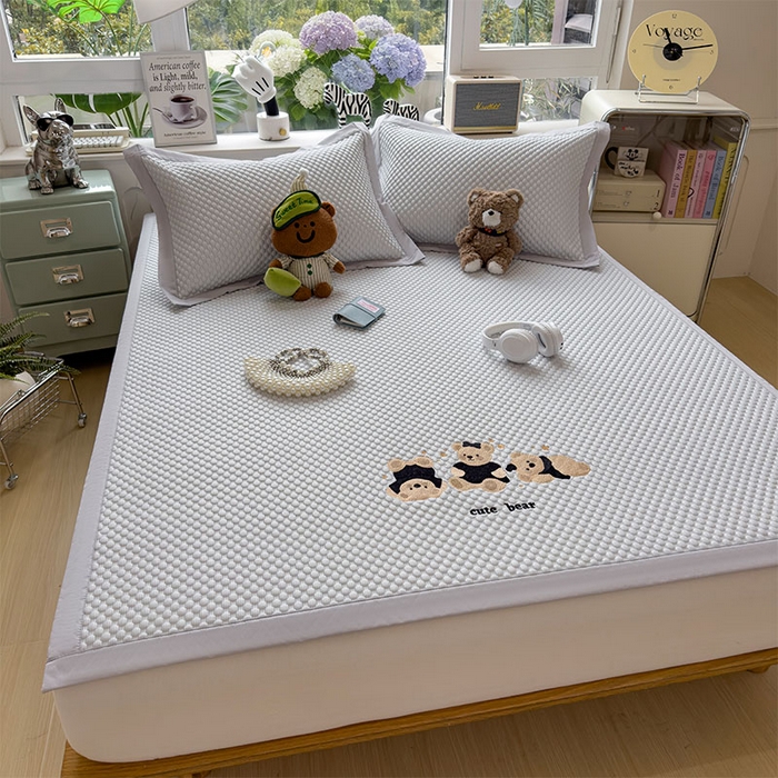 91家纺网 家纺一手货源 找家纺 莱家富  2026新款A类卡通3D冰豆豆凉席三件套凉感值过0.21夏天刺绣冰丝席可机洗儿童空调软席子-豆豆小熊 雪花灰-凉席款