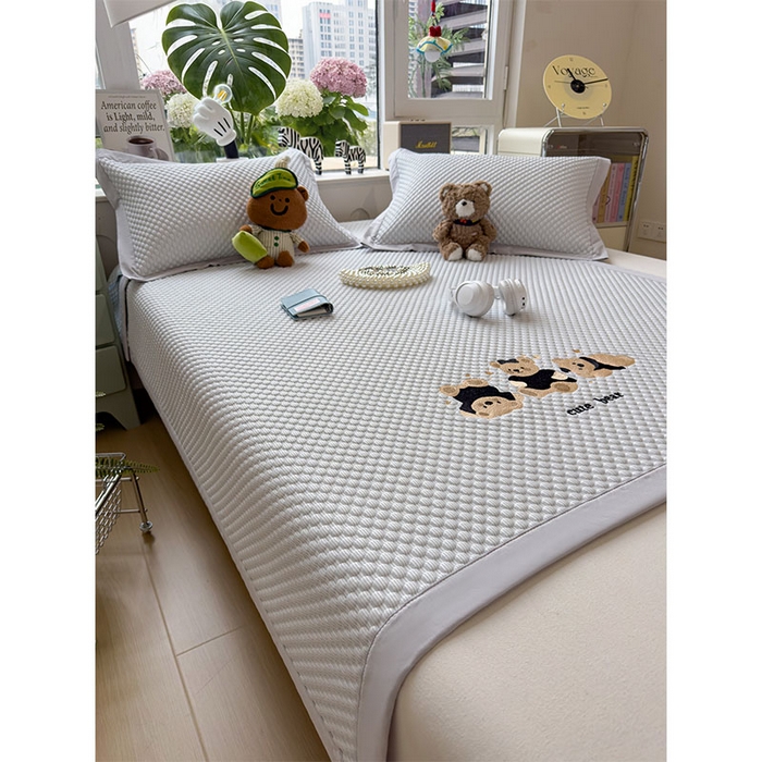 91家纺网 家纺一手货源 找家纺 莱家富  2026新款A类卡通3D冰豆豆凉席三件套凉感值过0.21夏天刺绣冰丝席可机洗儿童空调软席子-豆豆小熊 雪花灰-凉席款