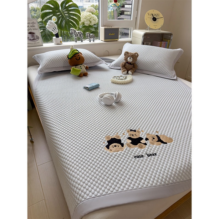 91家纺网 家纺一手货源 找家纺 莱家富  2026新款A类卡通3D冰豆豆凉席三件套凉感值过0.21夏天刺绣冰丝席可机洗儿童空调软席子-豆豆小熊 雪花灰-凉席款