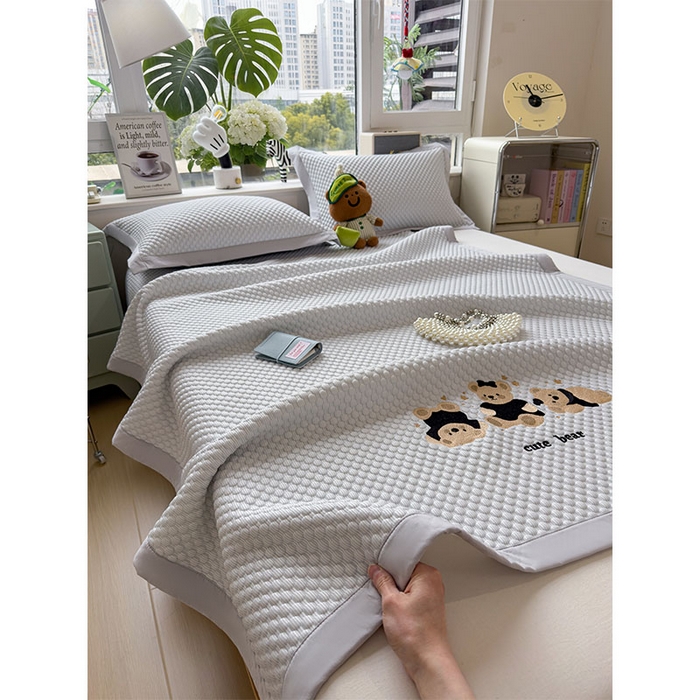 91家纺网 家纺一手货源 找家纺 莱家富  2026新款A类卡通3D冰豆豆凉席三件套凉感值过0.21夏天刺绣冰丝席可机洗儿童空调软席子-豆豆小熊 雪花灰-凉席款