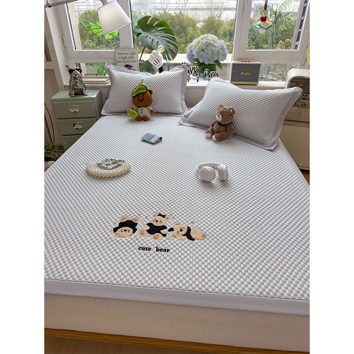 91家纺网 家纺一手货源 找家纺 莱家富  2026新款A类卡通3D冰豆豆凉席三件套凉感值过0.21夏天刺绣冰丝席可机洗儿童空调软席子-豆豆小熊 雪花灰-凉席款