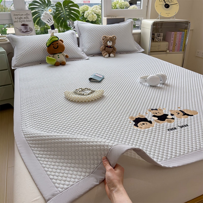 91家纺网 家纺一手货源 找家纺 莱家富  2026新款A类卡通3D冰豆豆凉席三件套凉感值过0.21夏天刺绣冰丝席可机洗儿童空调软席子-豆豆小熊 雪花灰-凉席款