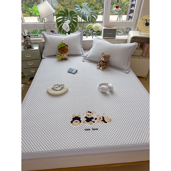 91家纺网 家纺一手货源 找家纺 莱家富  2026新款A类卡通3D冰豆豆凉席三件套凉感值过0.21夏天刺绣冰丝席可机洗儿童空调软席子-豆豆小熊 雪花灰-凉席款