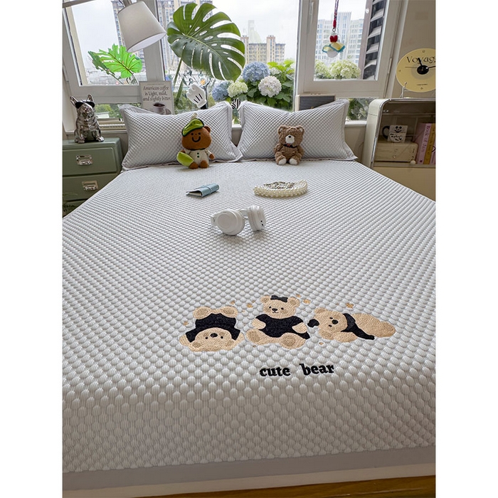 91家纺网 家纺一手货源 找家纺 莱家富  2026新款A类卡通3D冰豆豆凉席三件套凉感值过0.21夏天刺绣冰丝席可机洗儿童空调软席子-豆豆小熊 雪花灰-凉席款