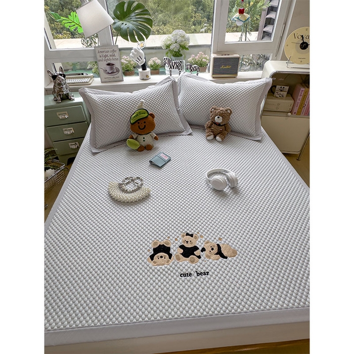 91家纺网 家纺一手货源 找家纺 莱家富  2026新款A类卡通3D冰豆豆凉席三件套凉感值过0.21夏天刺绣冰丝席可机洗儿童空调软席子-豆豆小熊 雪花灰-凉席款