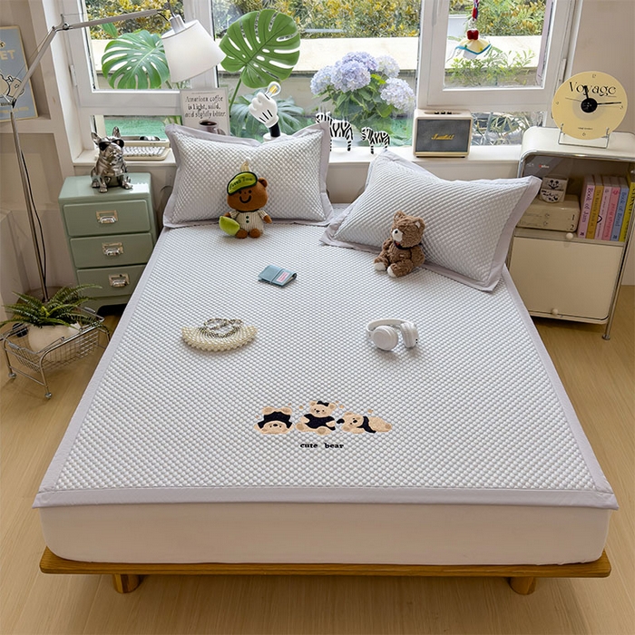 91家纺网 家纺一手货源 找家纺 莱家富  2026新款A类卡通3D冰豆豆凉席三件套凉感值过0.21夏天刺绣冰丝席可机洗儿童空调软席子-豆豆小熊 雪花灰-凉席款