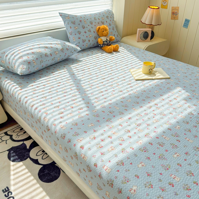 91家纺网 家纺一手货源 找家纺 梵朴 2026新款A类泡芙棉云感木棉邹邹纱双层纱床笠三件套 花从小兔