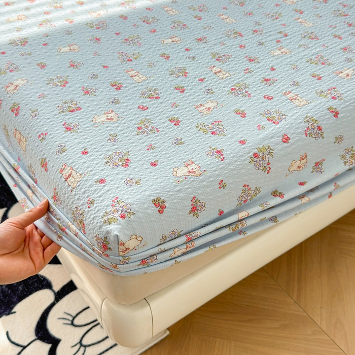 91家纺网 家纺一手货源 找家纺 梵朴 2026新款A类泡芙棉云感木棉邹邹纱双层纱床笠三件套 花从小兔