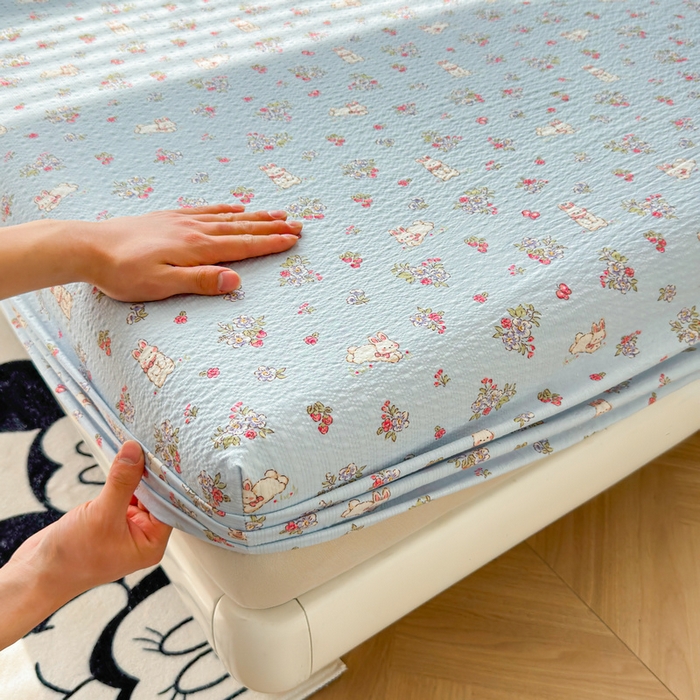 91家纺网 家纺一手货源 找家纺 梵朴 2026新款A类泡芙棉云感木棉邹邹纱双层纱床笠三件套 花从小兔