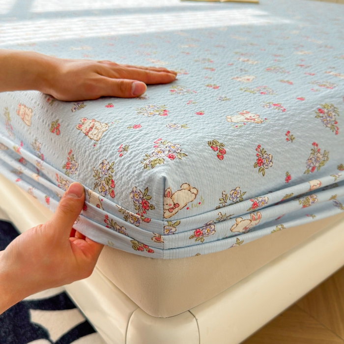 91家纺网 家纺一手货源 找家纺 梵朴 2026新款A类泡芙棉云感木棉邹邹纱双层纱床笠三件套 花从小兔