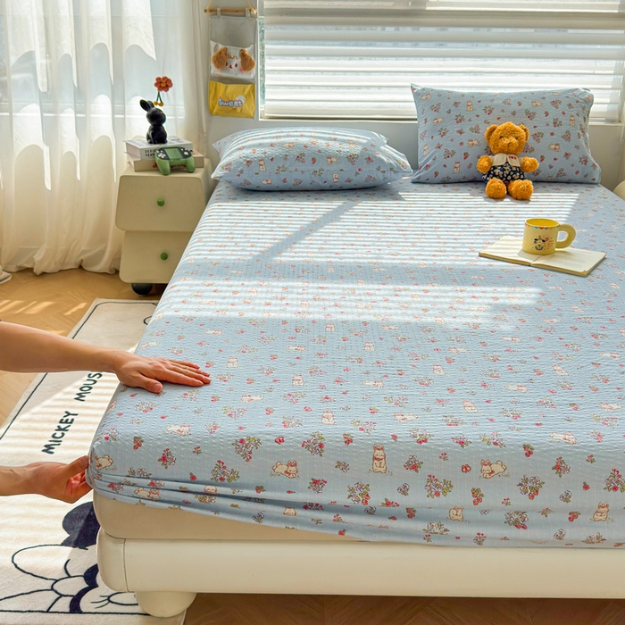 91家纺网 家纺一手货源 找家纺 梵朴 2026新款A类泡芙棉云感木棉邹邹纱双层纱床笠三件套 花从小兔