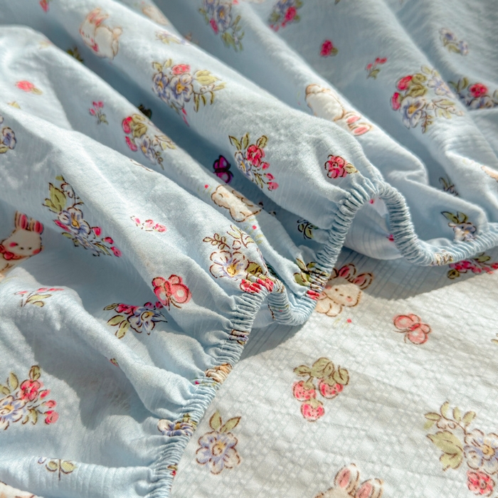 91家纺网 家纺一手货源 找家纺 梵朴 2026新款A类泡芙棉云感木棉邹邹纱双层纱床笠三件套 花从小兔