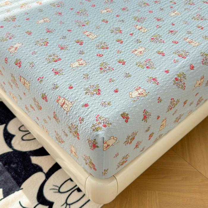 91家纺网 家纺一手货源 找家纺 梵朴 2026新款A类泡芙棉云感木棉邹邹纱双层纱床笠三件套 花从小兔