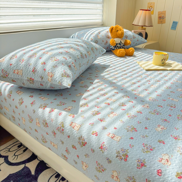 91家纺网 家纺一手货源 找家纺 梵朴 2026新款A类泡芙棉云感木棉邹邹纱双层纱床笠三件套 花从小兔