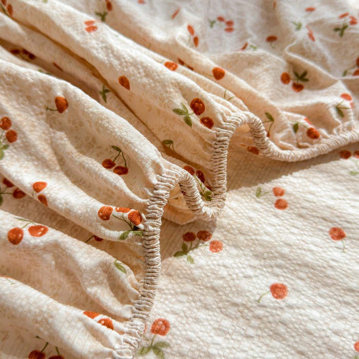 91家纺网 家纺一手货源 找家纺 梵朴 2026新款A类泡芙棉云感木棉邹邹纱双层纱床笠三件套 酒渍櫻桃