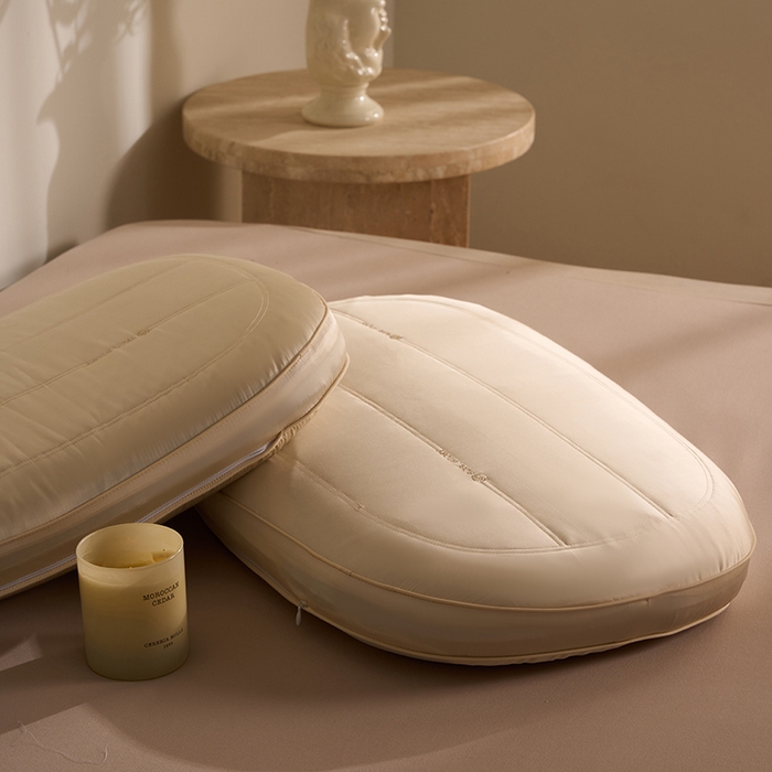 91家纺网 家纺一手货源 找家纺 微枕芯 2026新款生物基蚕丝玫瑰面包枕 香槟色