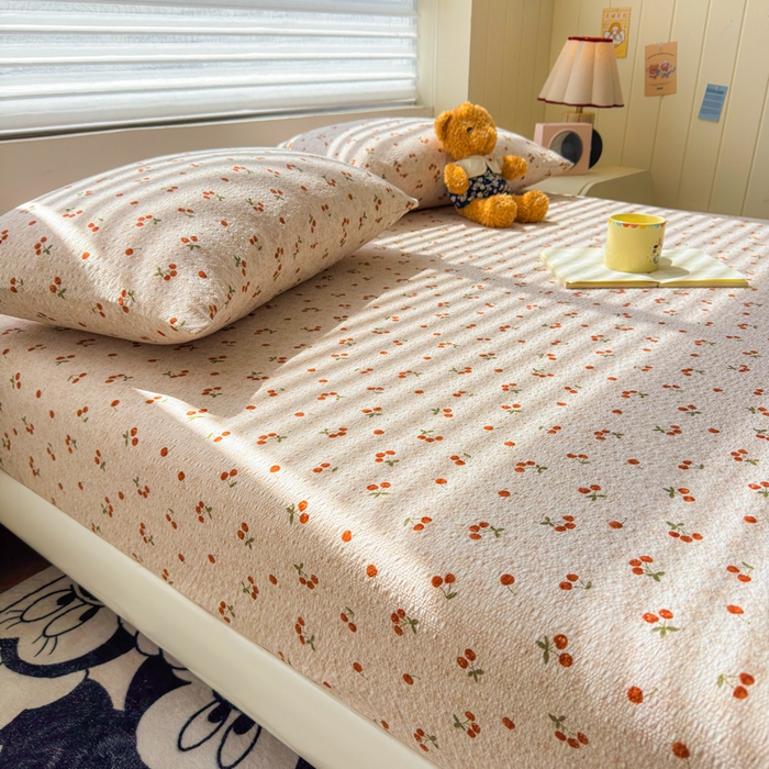 91家纺网 家纺一手货源 找家纺 梵朴 2026新款A类泡芙棉云感木棉邹邹纱双层纱床笠三件套 酒渍櫻桃