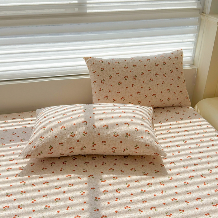 91家纺网 家纺一手货源 找家纺 梵朴 2026新款A类泡芙棉云感木棉邹邹纱双层纱床笠三件套 酒渍櫻桃