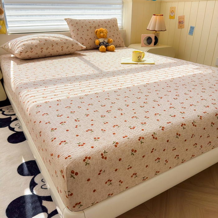 91家纺网 家纺一手货源 找家纺 梵朴 2026新款A类泡芙棉云感木棉邹邹纱双层纱床笠三件套 酒渍櫻桃