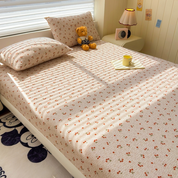 91家纺网 家纺一手货源 找家纺 梵朴 2026新款A类泡芙棉云感木棉邹邹纱双层纱床笠三件套 酒渍櫻桃