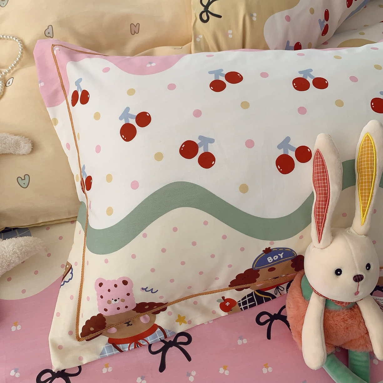 91家纺网 家纺一手货源 找家纺 奈萝家纺 2025新款全棉纯棉小清新印花四件套-第一波 樱桃狗狗