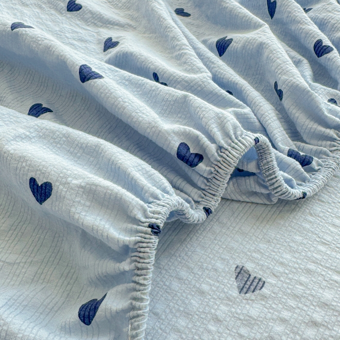 91家纺网 家纺一手货源 找家纺 梵朴 2026新款A类泡芙棉云感木棉邹邹纱双层纱床笠三件套 蓝调爱心