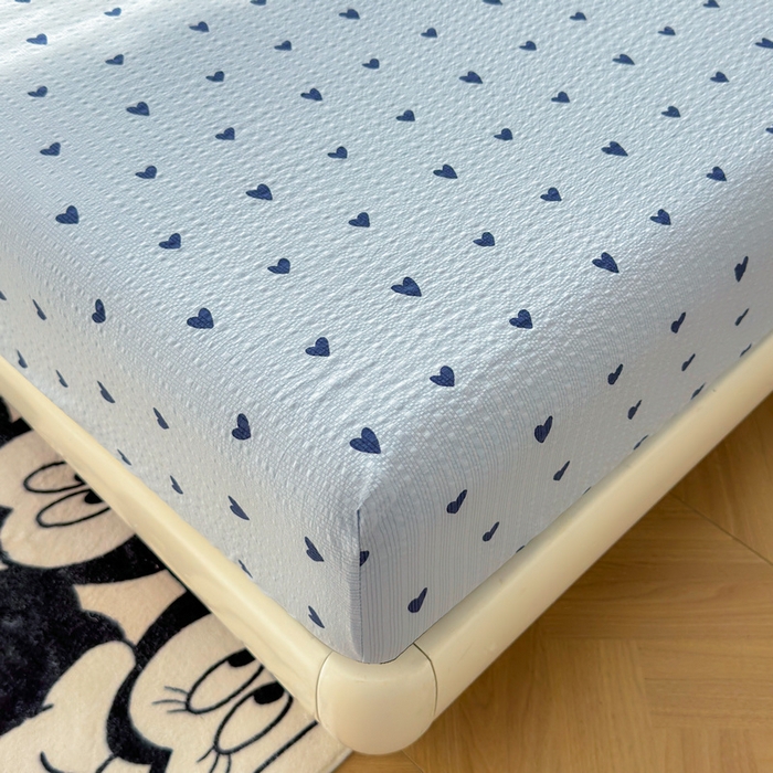 91家纺网 家纺一手货源 找家纺 梵朴 2026新款A类泡芙棉云感木棉邹邹纱双层纱床笠三件套 蓝调爱心