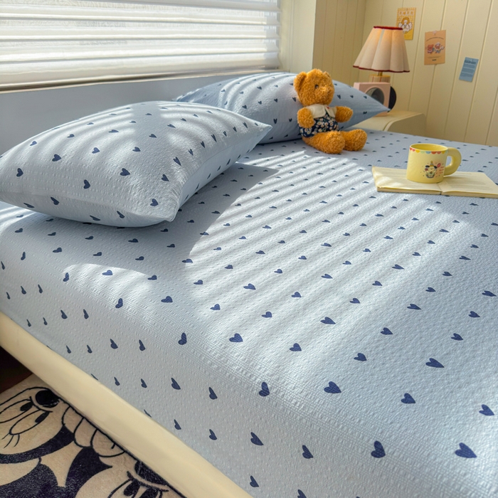 91家纺网 家纺一手货源 找家纺 梵朴 2026新款A类泡芙棉云感木棉邹邹纱双层纱床笠三件套 蓝调爱心