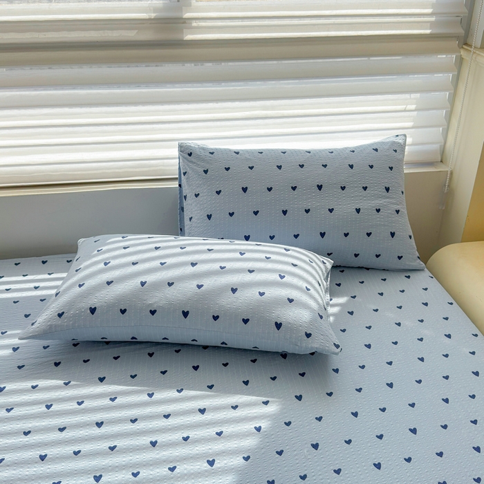 91家纺网 家纺一手货源 找家纺 梵朴 2026新款A类泡芙棉云感木棉邹邹纱双层纱床笠三件套 蓝调爱心