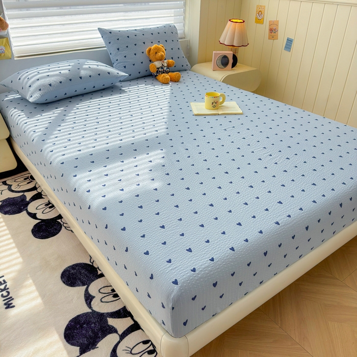 91家纺网 家纺一手货源 找家纺 梵朴 2026新款A类泡芙棉云感木棉邹邹纱双层纱床笠三件套 蓝调爱心