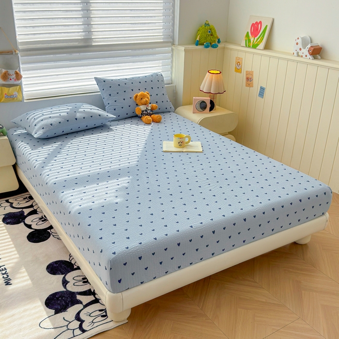 91家纺网 家纺一手货源 找家纺 梵朴 2026新款A类泡芙棉云感木棉邹邹纱双层纱床笠三件套 蓝调爱心