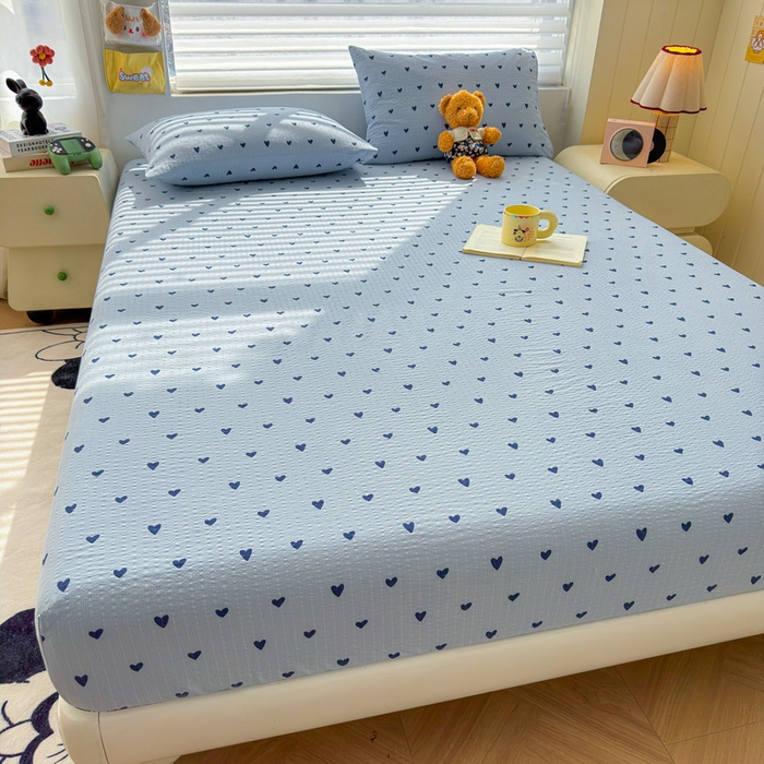 91家纺网 家纺一手货源 找家纺 梵朴 2026新款A类泡芙棉云感木棉邹邹纱双层纱床笠三件套 蓝调爱心