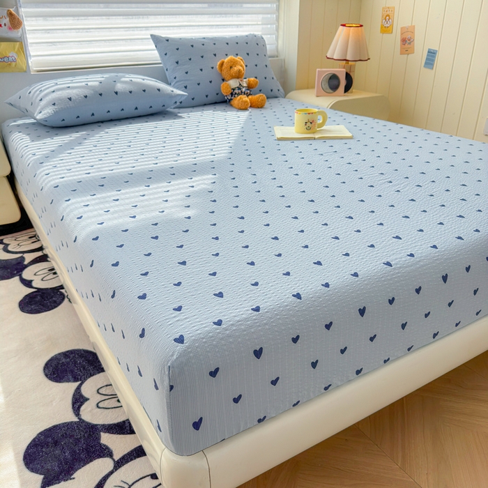 91家纺网 家纺一手货源 找家纺 梵朴 2026新款A类泡芙棉云感木棉邹邹纱双层纱床笠三件套 蓝调爱心