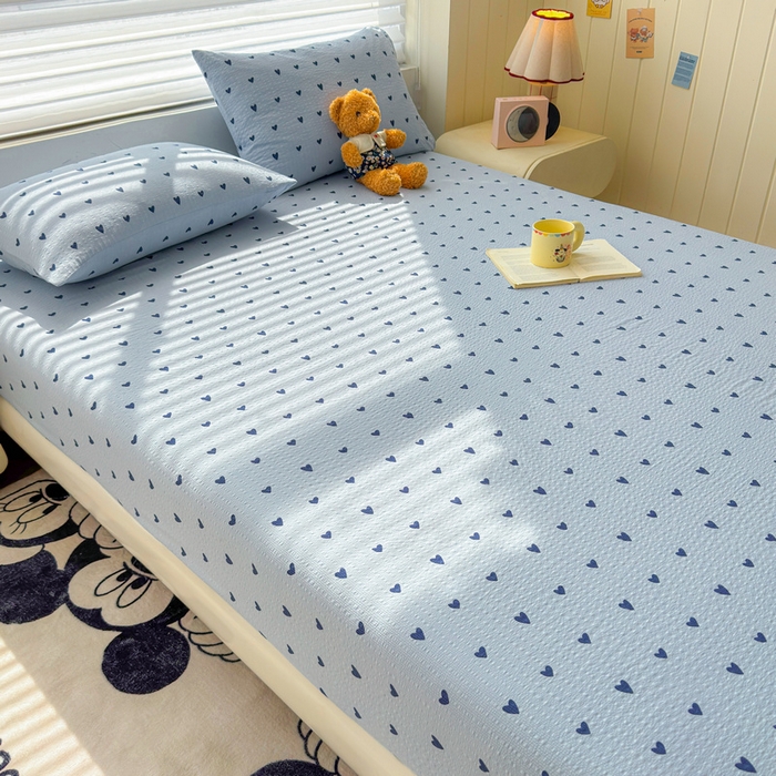 91家纺网 家纺一手货源 找家纺 梵朴 2026新款A类泡芙棉云感木棉邹邹纱双层纱床笠三件套 蓝调爱心