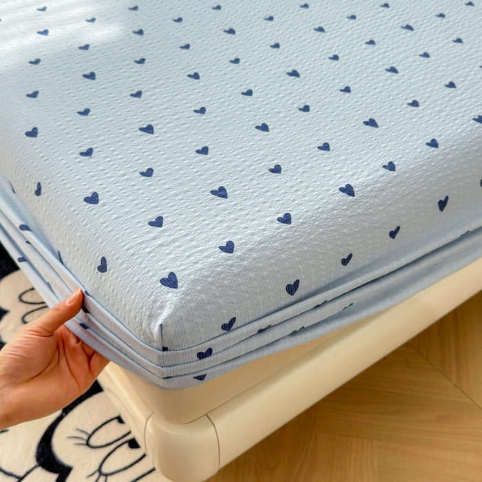 91家纺网 家纺一手货源 找家纺 梵朴 2026新款A类泡芙棉云感木棉邹邹纱双层纱床笠三件套 蓝调爱心