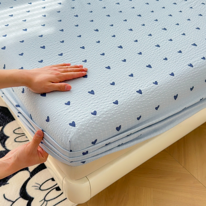 91家纺网 家纺一手货源 找家纺 梵朴 2026新款A类泡芙棉云感木棉邹邹纱双层纱床笠三件套 蓝调爱心