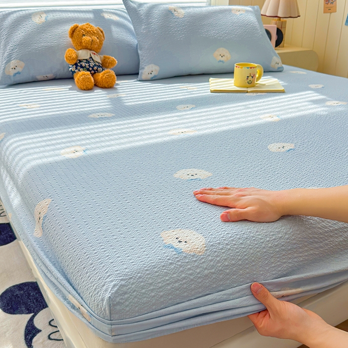 91家纺网 家纺一手货源 找家纺 梵朴 2026新款A类泡芙棉云感木棉邹邹纱双层纱床笠三件套 蓝色领结狗