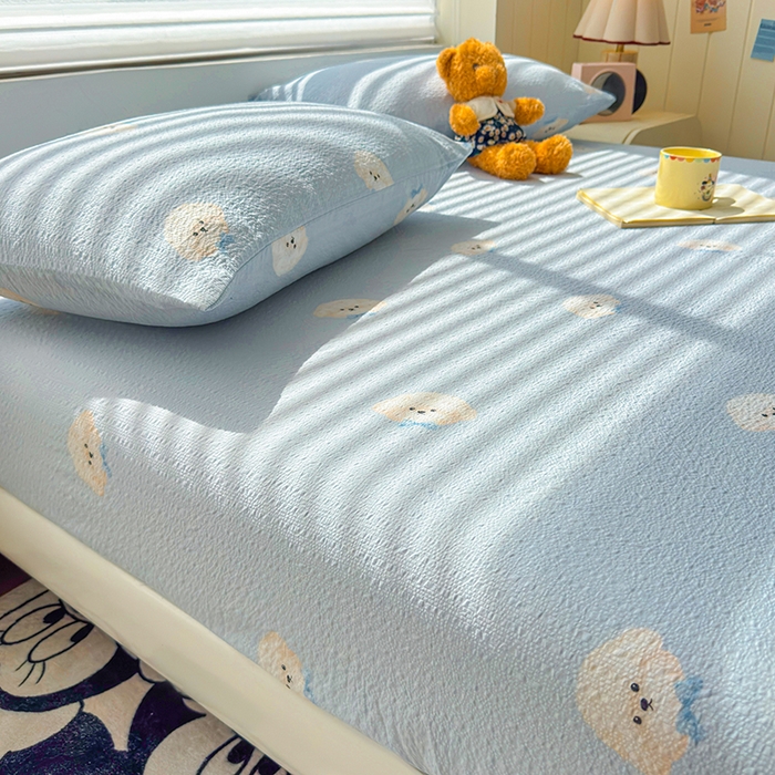 91家纺网 家纺一手货源 找家纺 梵朴 2026新款A类泡芙棉云感木棉邹邹纱双层纱床笠三件套 蓝色领结狗