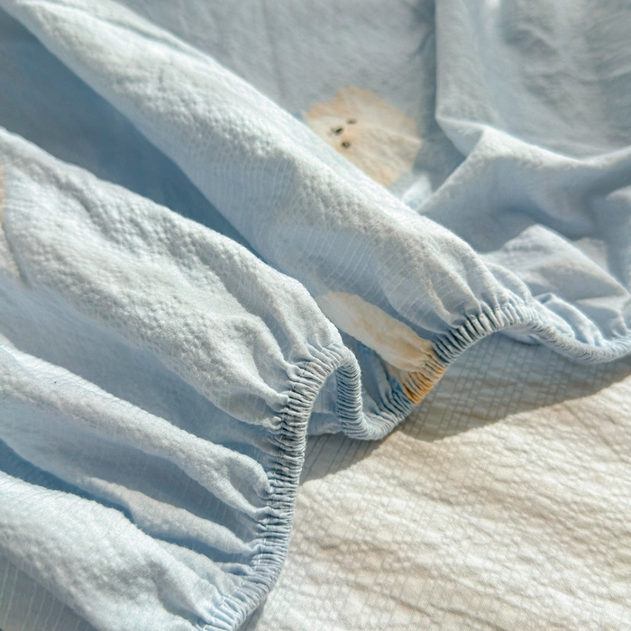 91家纺网 家纺一手货源 找家纺 梵朴 2026新款A类泡芙棉云感木棉邹邹纱双层纱床笠三件套 蓝色领结狗