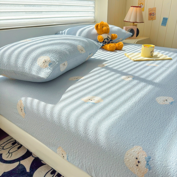 91家纺网 家纺一手货源 找家纺 梵朴 2026新款A类泡芙棉云感木棉邹邹纱双层纱床笠三件套 蓝色领结狗