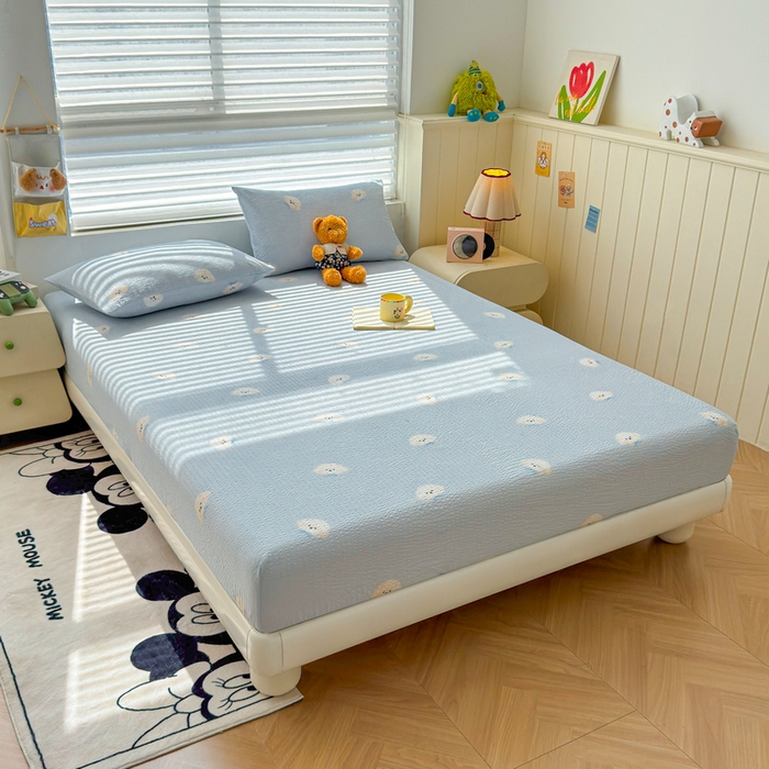 91家纺网 家纺一手货源 找家纺 梵朴 2026新款A类泡芙棉云感木棉邹邹纱双层纱床笠三件套 蓝色领结狗