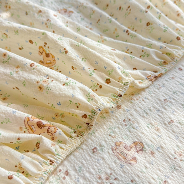 91家纺网 家纺一手货源 找家纺 梵朴 2026新款A类泡芙棉云感木棉邹邹纱双层纱床笠三件套 木马小花