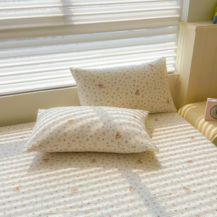 91家纺网 家纺一手货源 找家纺 梵朴 2026新款A类泡芙棉云感木棉邹邹纱双层纱床笠三件套 木马小花