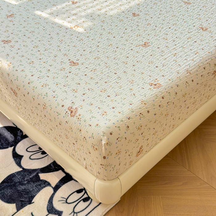 91家纺网 家纺一手货源 找家纺 梵朴 2026新款A类泡芙棉云感木棉邹邹纱双层纱床笠三件套 木马小花