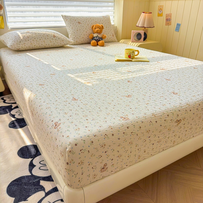 91家纺网 家纺一手货源 找家纺 梵朴 2026新款A类泡芙棉云感木棉邹邹纱双层纱床笠三件套 木马小花