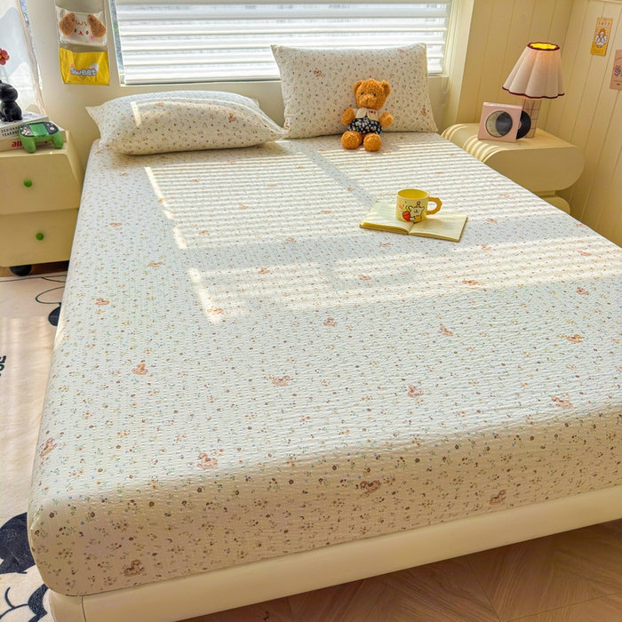 91家纺网 家纺一手货源 找家纺 梵朴 2026新款A类泡芙棉云感木棉邹邹纱双层纱床笠三件套 木马小花