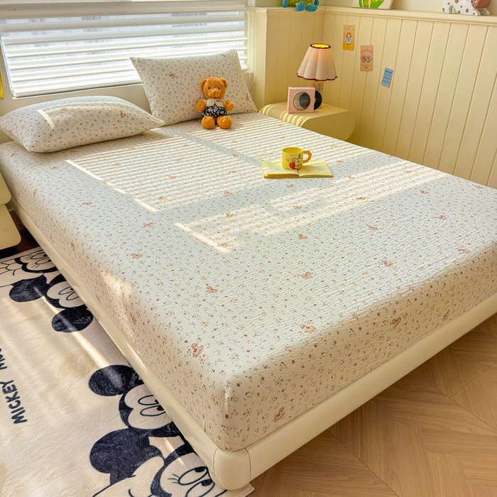 91家纺网 家纺一手货源 找家纺 梵朴 2026新款A类泡芙棉云感木棉邹邹纱双层纱床笠三件套 木马小花